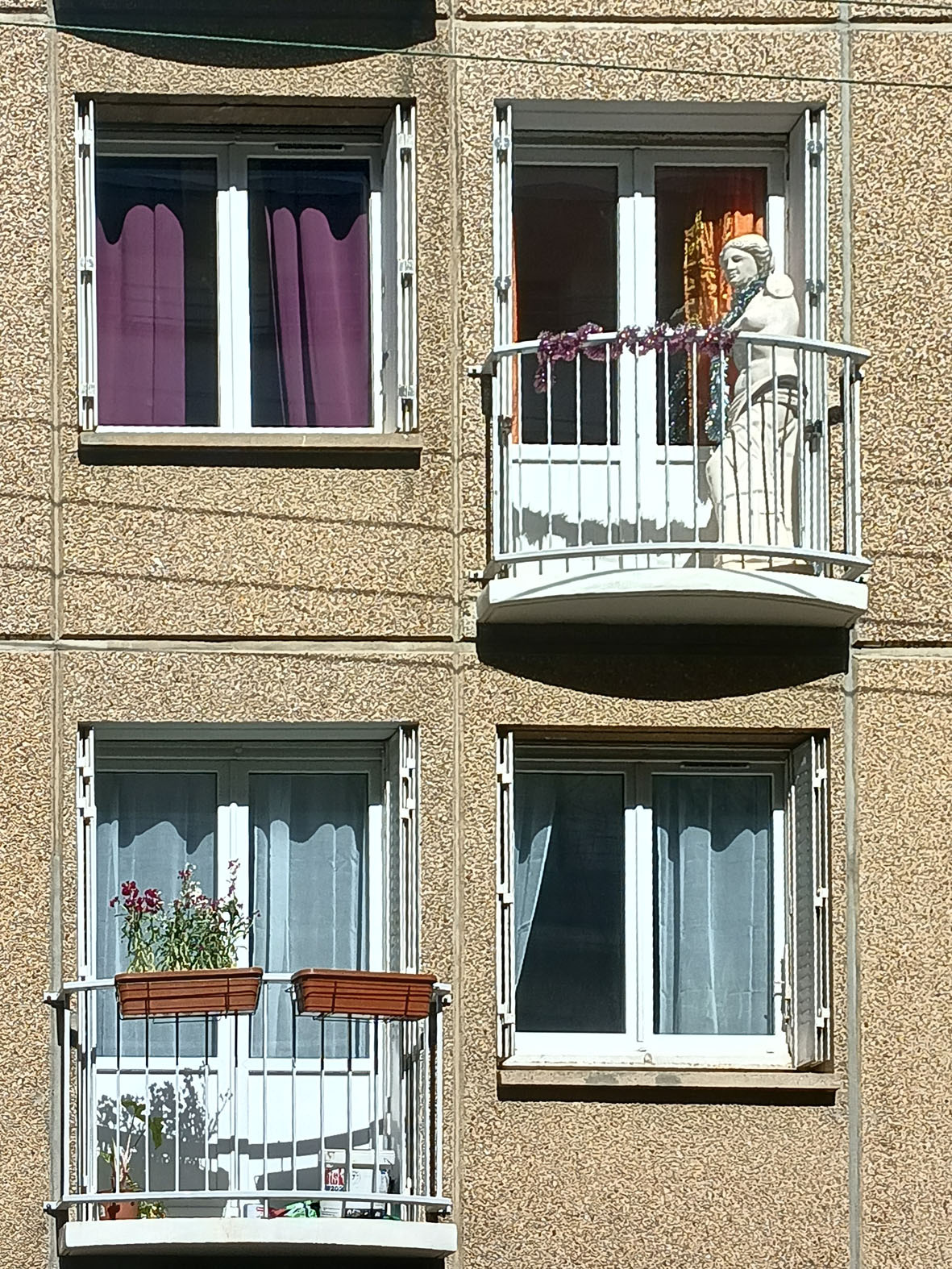 Венера в мехах. Ну почти... Ренн Rennes Бретань Bretagne Венера гирлянда балкон