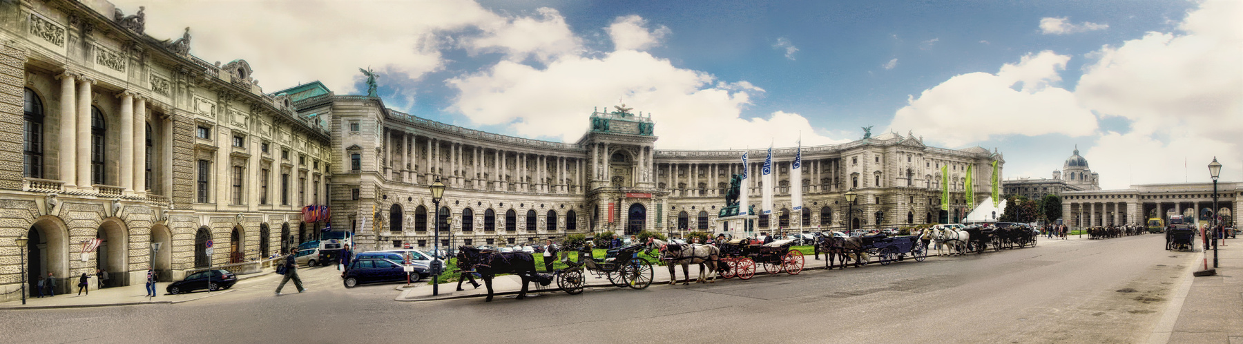 ***Хельденплац, площадь Героев (нем. Heldenplatz) — историческая площадь в Вене. 