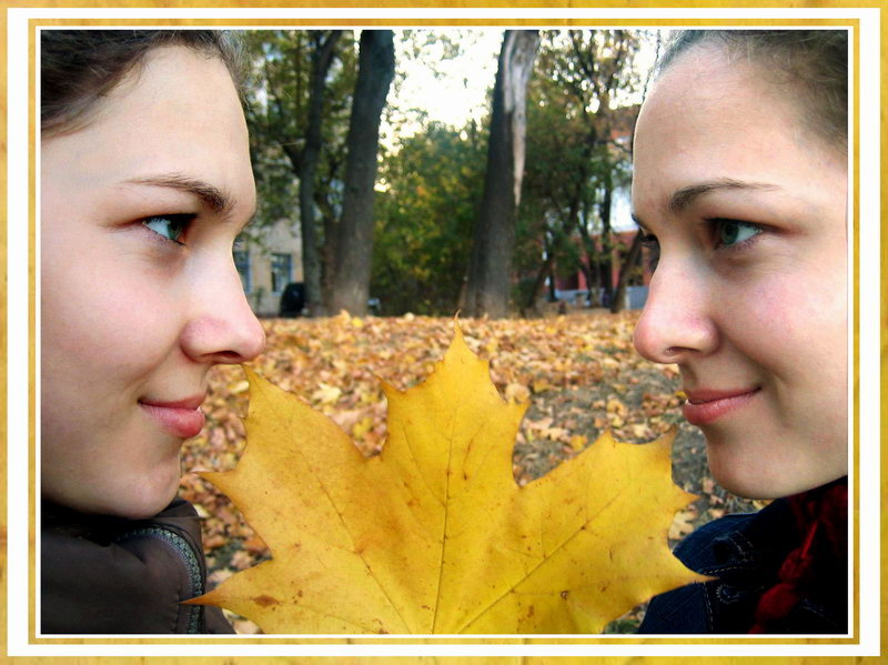 Природа допускает неточности. осень кленовый лист близнецы
