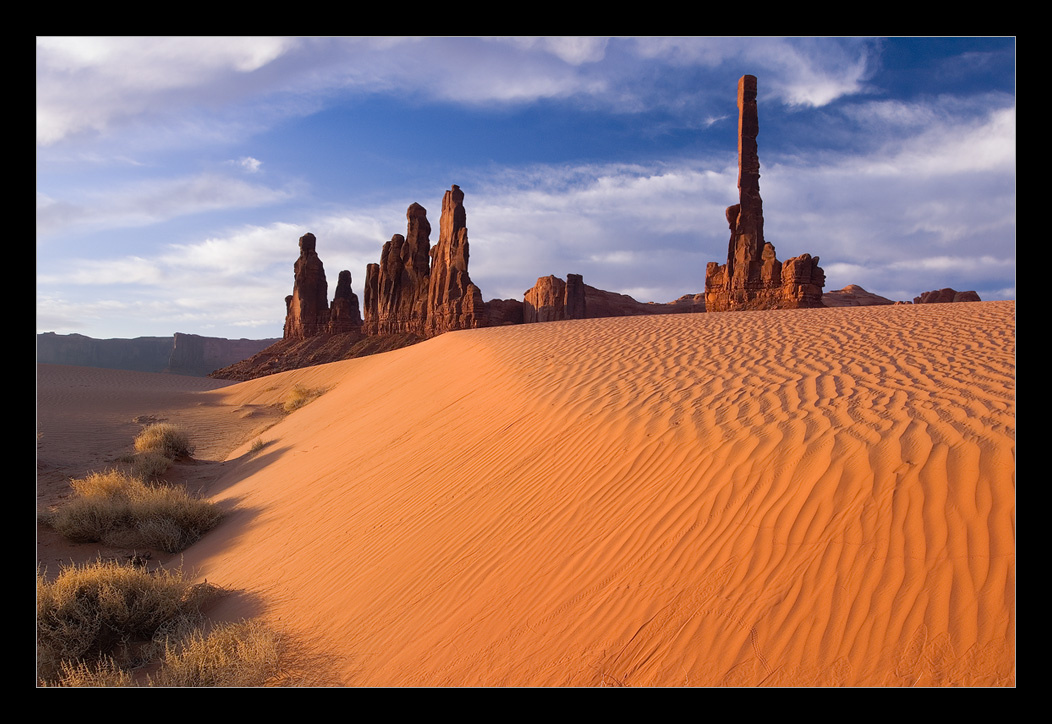 Рассвет в Святых Местах Totem Pole, Yei Bi Chei, Dunes, Monument Valley, Arizona, US