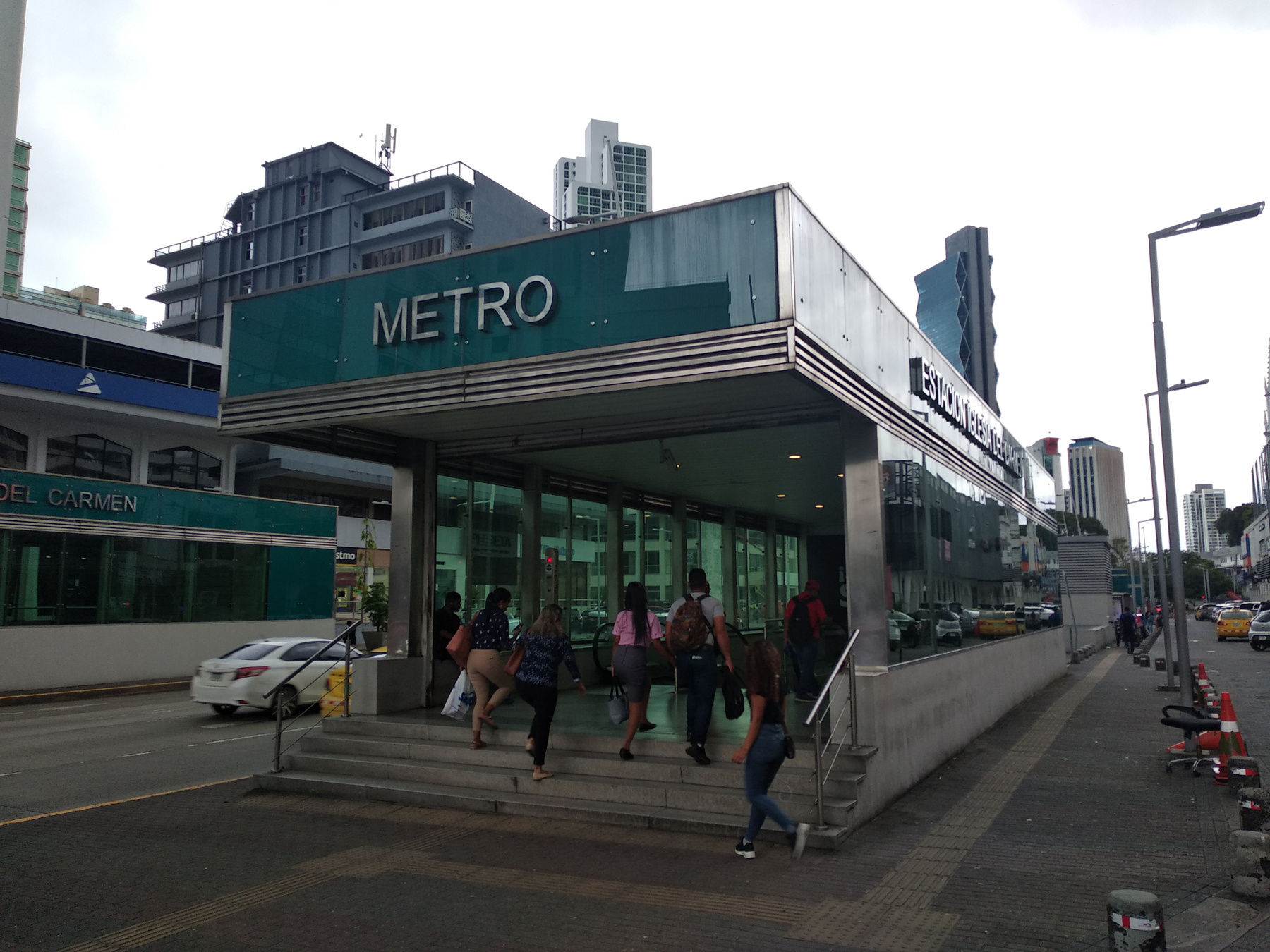 Вход в метро Панама улица метро