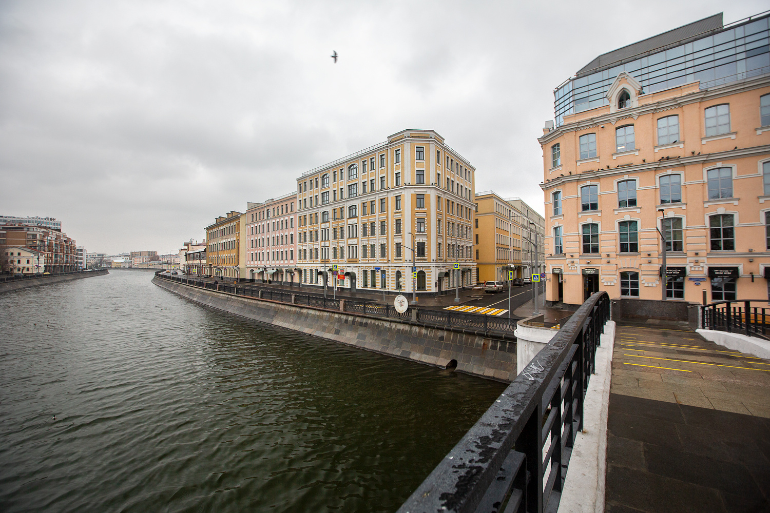 Московская Фонтанка Москва Садовническая набережная Водоотводный канал архитектура город мостик питерская хмурый день Moscow architecture