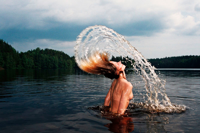вода вода озеро девушка лес брызги