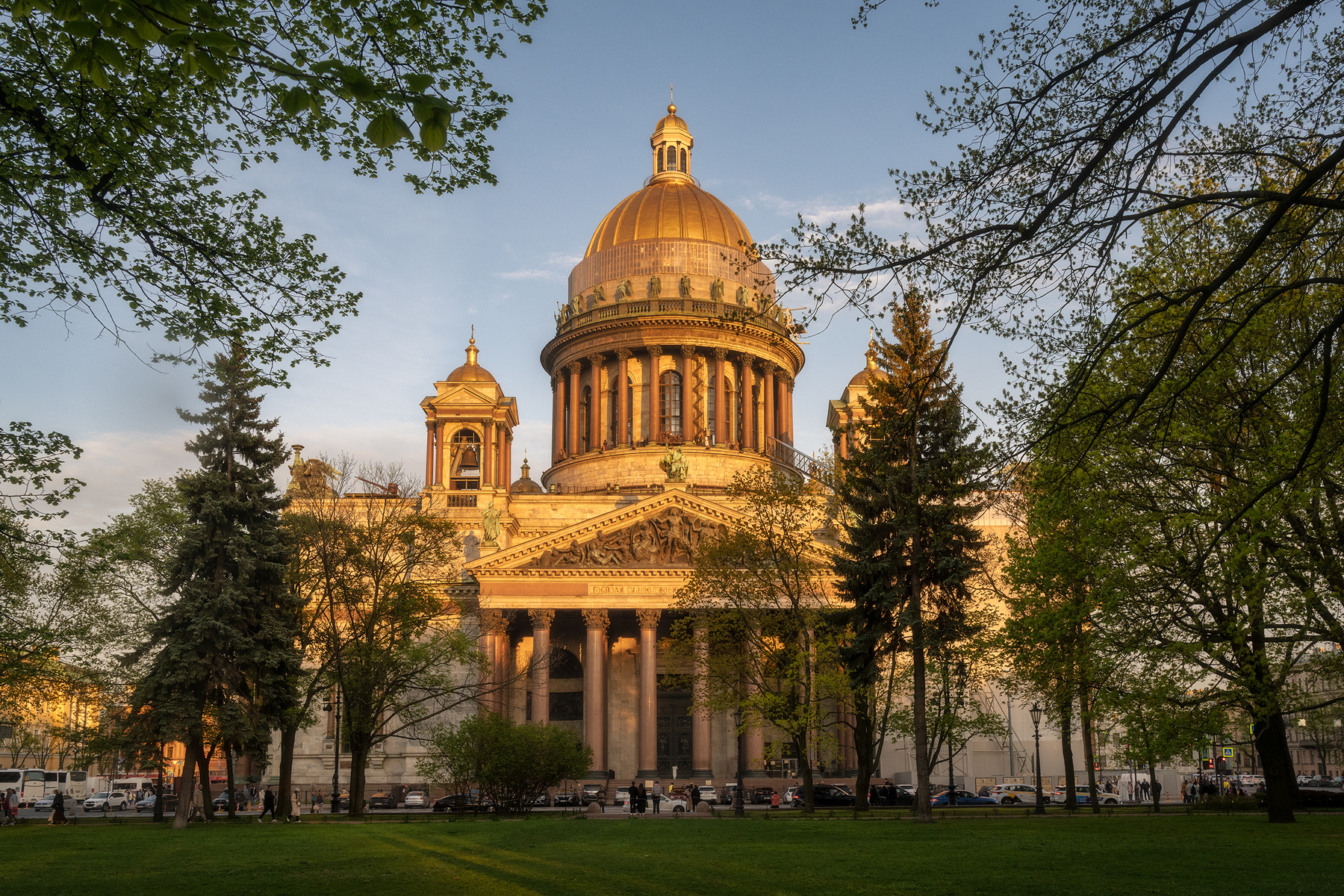 Исаакий в лучах заходящего солнца 