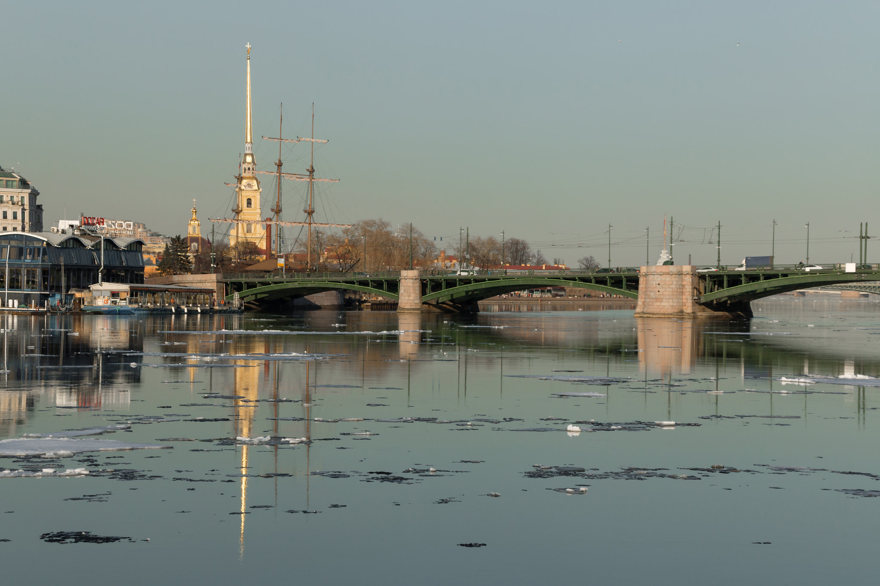 Весенние воды Малой Невы Санкт-Петербург вечер Нева мост весна