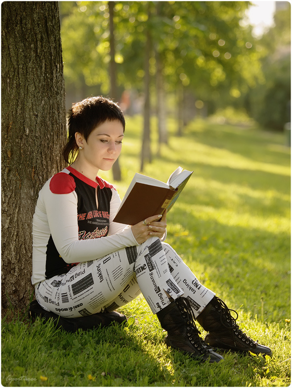 Свет знаний девушка, книга, аллея, солнце, контровый свет, ярко, солнечно, Olympus, E-520, ZD50-200