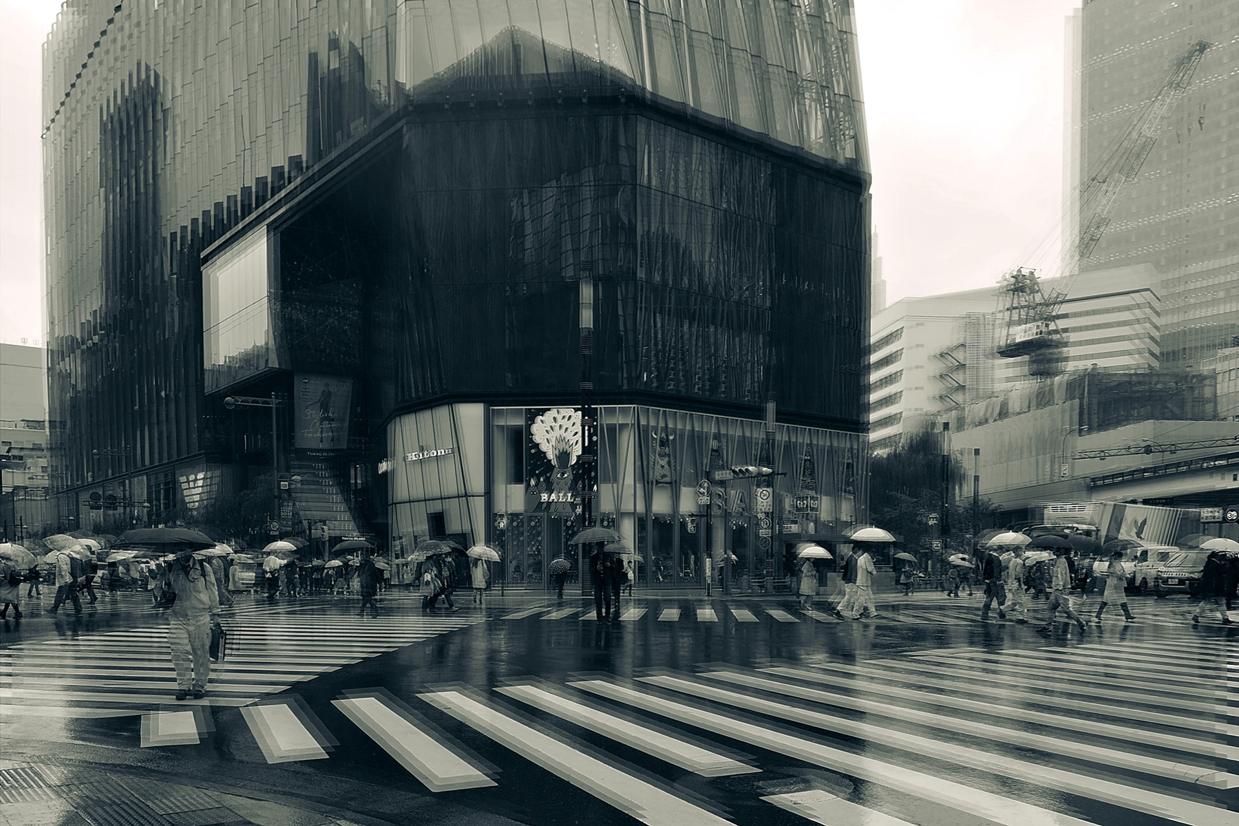 Токио... Дождь делает контуры размытыми... Tokyo Japan Kanto Токио Япония перекресток дождь пешеходы зонтики отражение ТЦ движение размытие контур