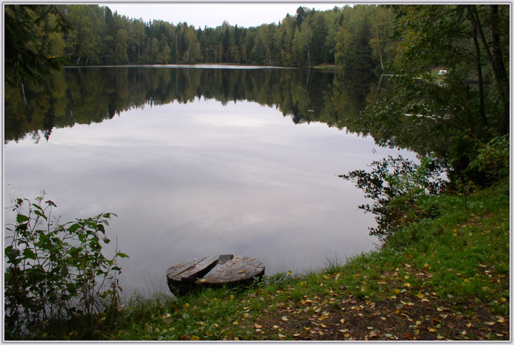 Пейзаж с бочкой озеро небо осень