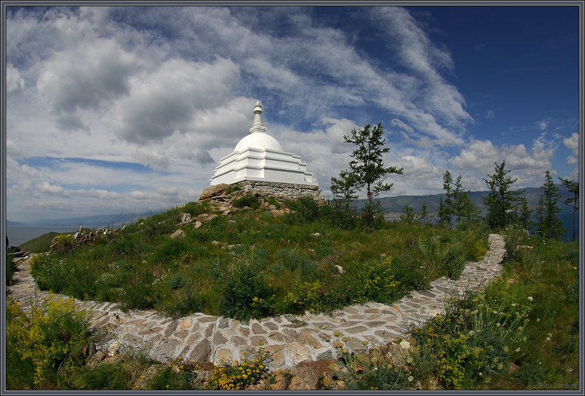 Священная Ступа Ступа, облака, дорожка