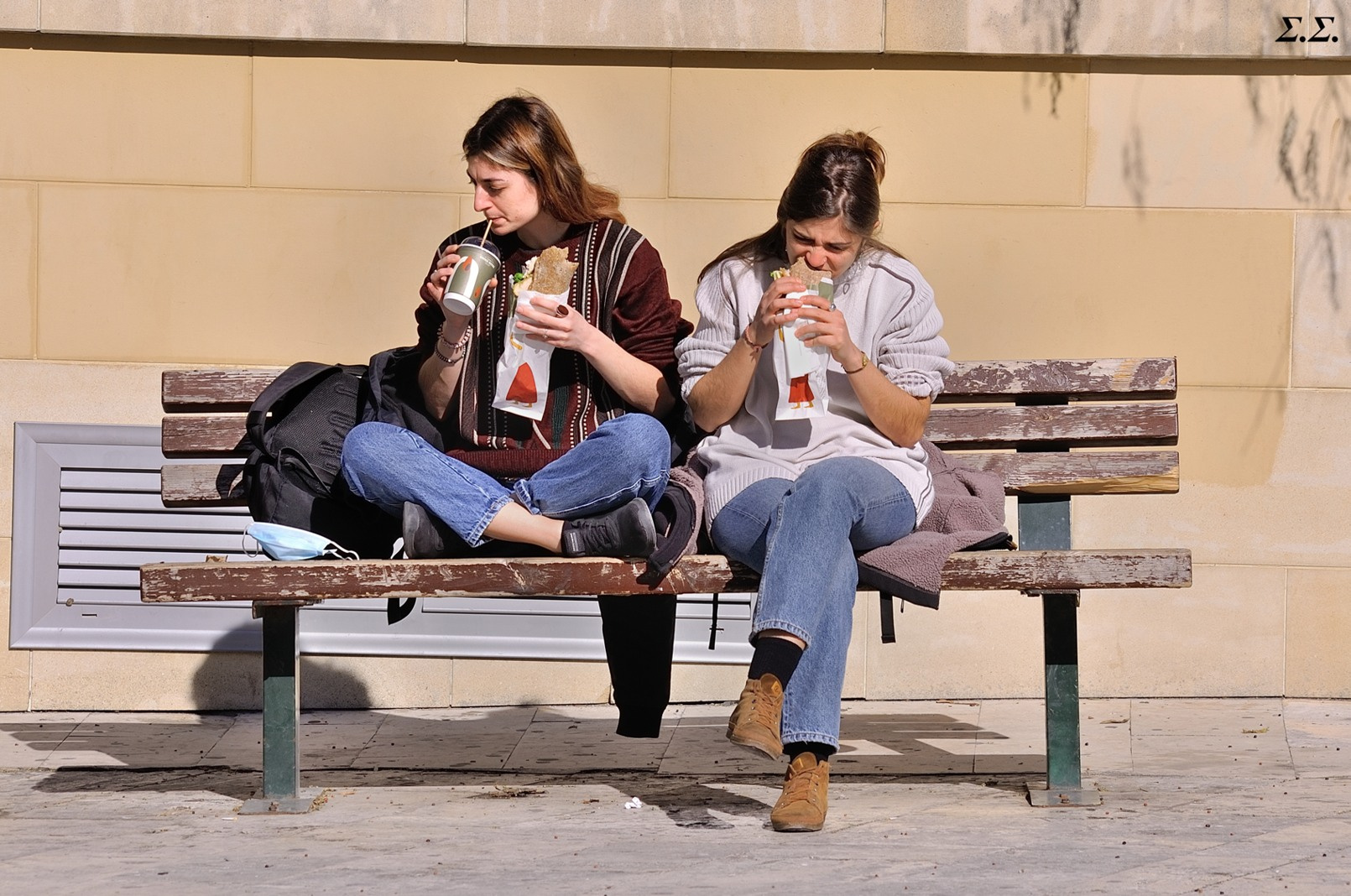 ΝΟΝVACCINATEDS' LUNCH BREAK AT THE BENCH 