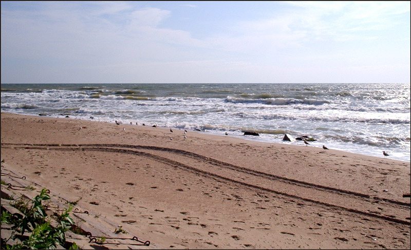 Вдоль кромки прибоя море песок след