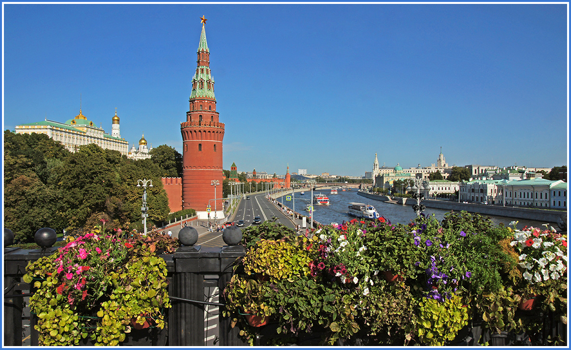 Неугасимая московская классика Москва Кремль дворец колокольня храм набережная теплоход цветы