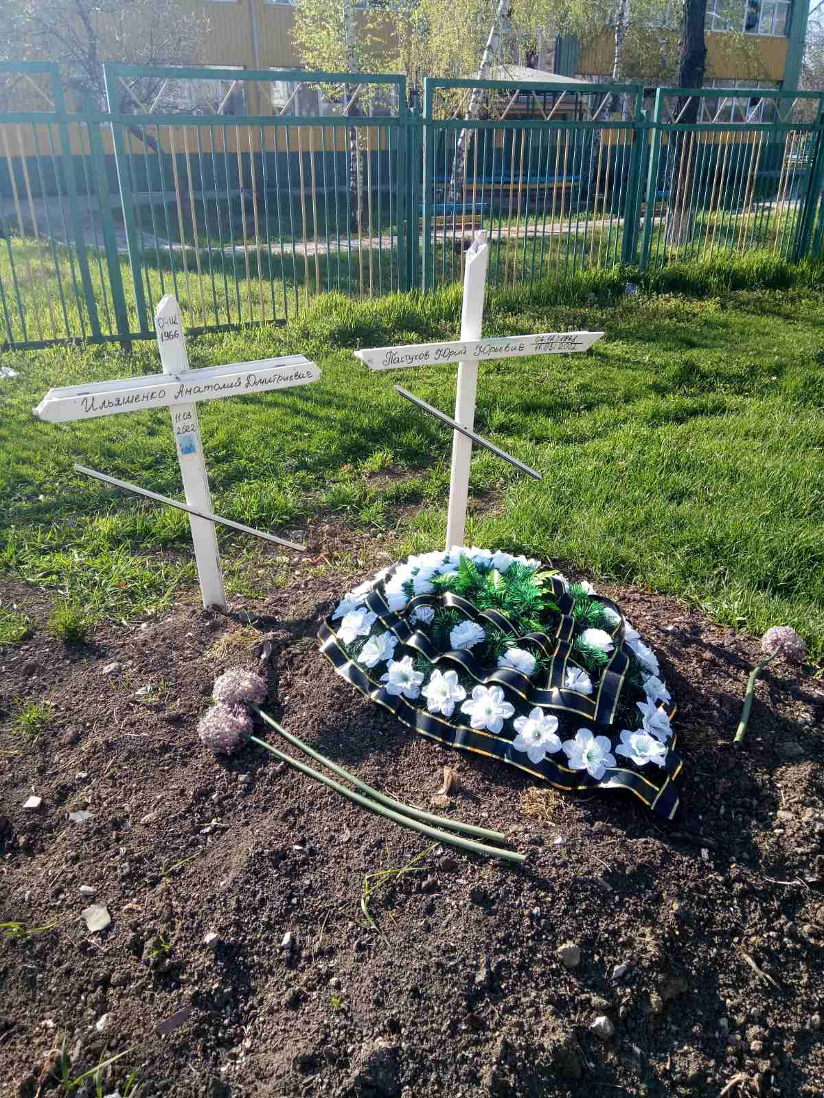 Пластиковые окна-новое применение во дворах  Мариуполя весной 22 года, после милитари коррекции советских жилых домов. 