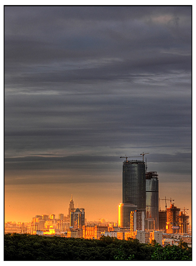 Футуристический пейзаж на пороге апокалипсиса. HDR закат город облака