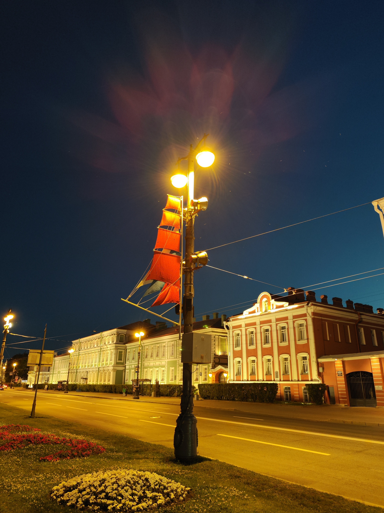 аура алых парусов Петербург фонари
