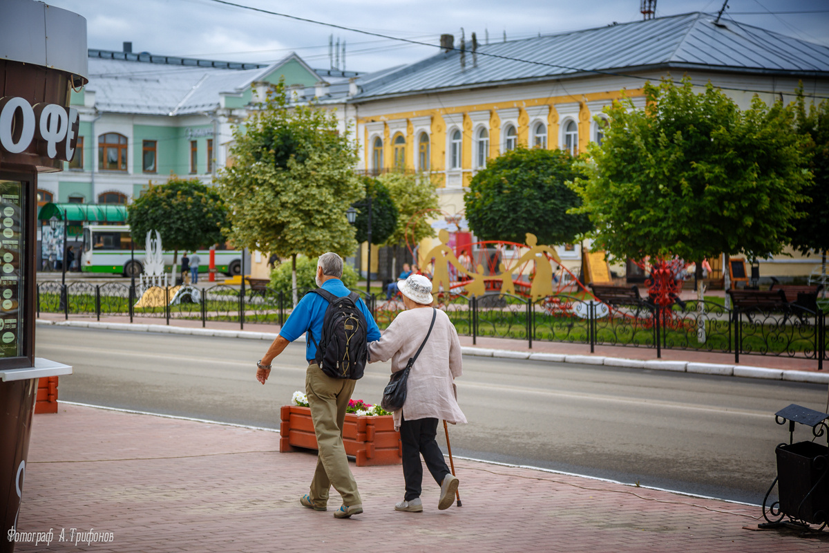 Городские зарисовки Лето Утро Июль Город Улица Дорога Люди Пара Дома Архитектура Жанр