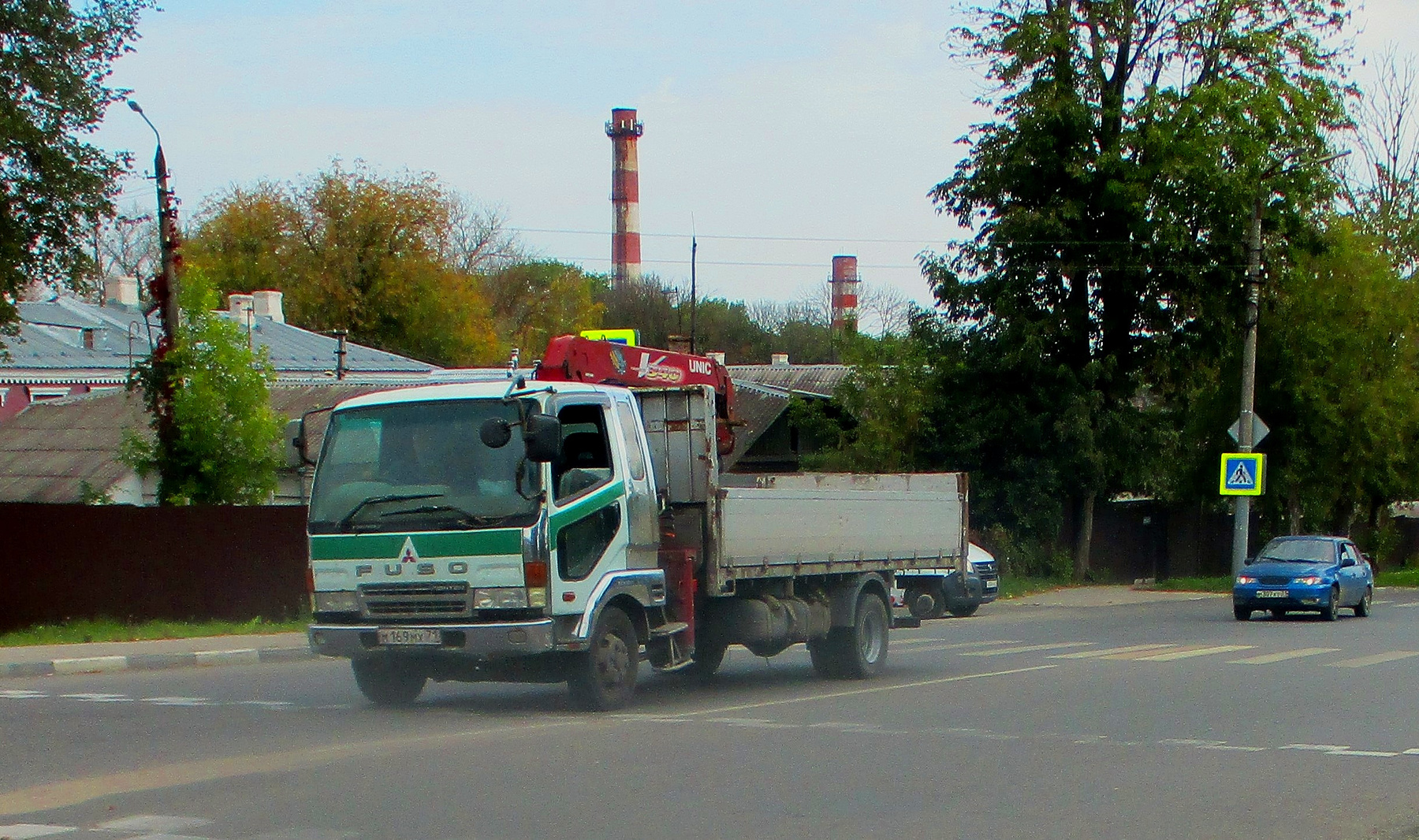 Воровайка FUSO авто манипулятор улица город осень