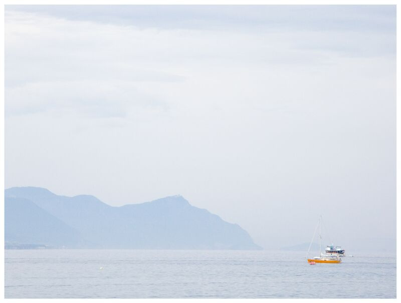 голубая море горы утро корабль