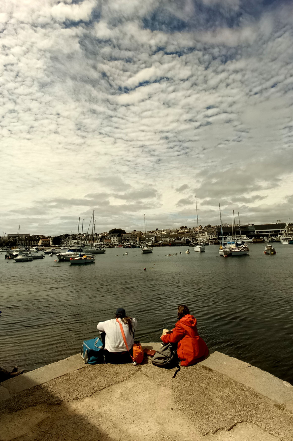 Созерцание Бретань Bretagne Финистер Finistere Конкарно Concarneau девушки яхты небо созерцание