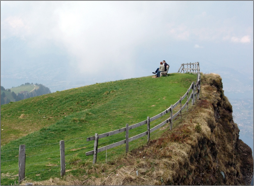 На горе Rigi Швейцария апрель горы Альпы скамейка люди облака