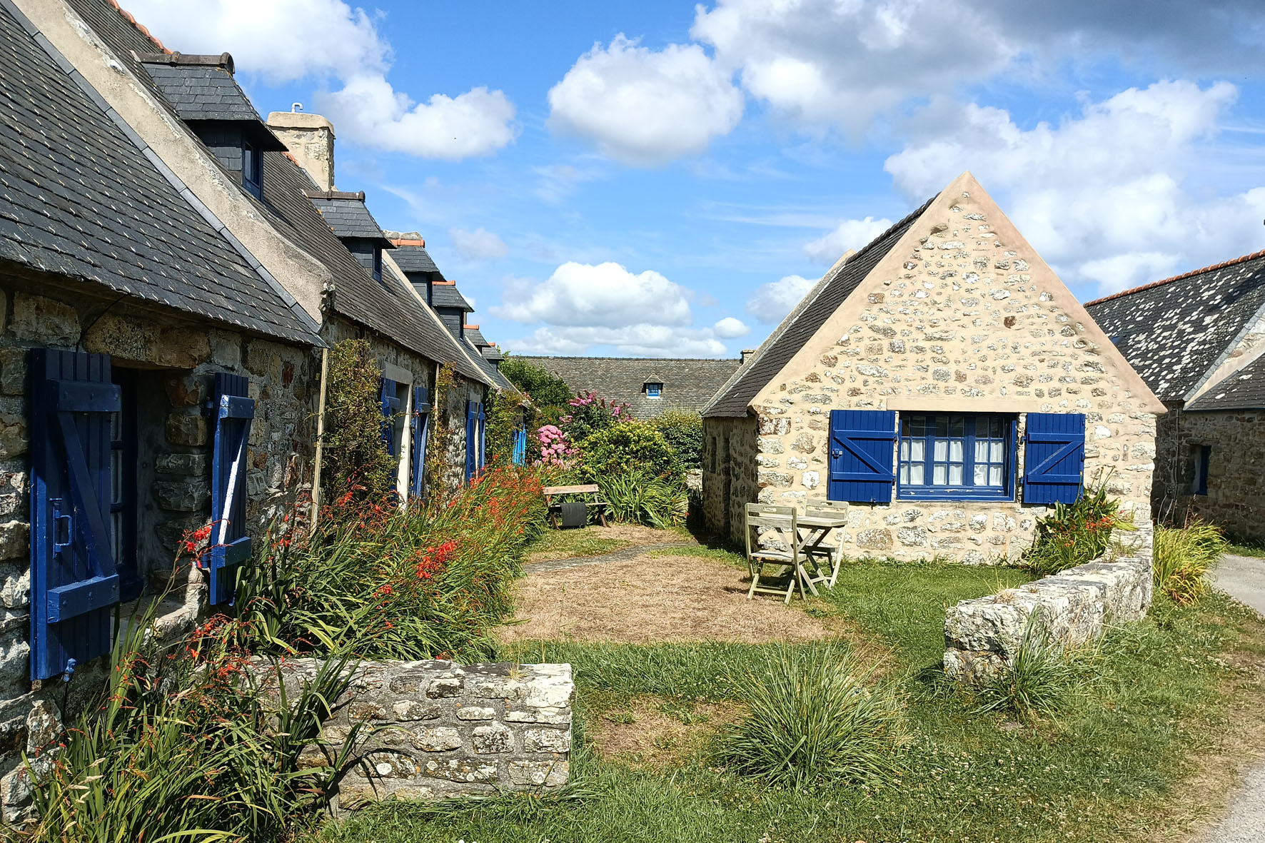 Деревня на краю Земли Бретань Bretagne Финистер Finister Крозон Crozon Rostudel синий деревня домик