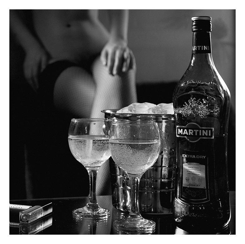 Drink, ik... мартини бокалы лёд девушка чулки ч/б