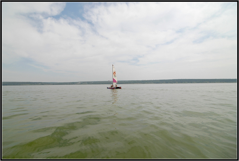 Одинокий странник море вода яхта катамаран парус