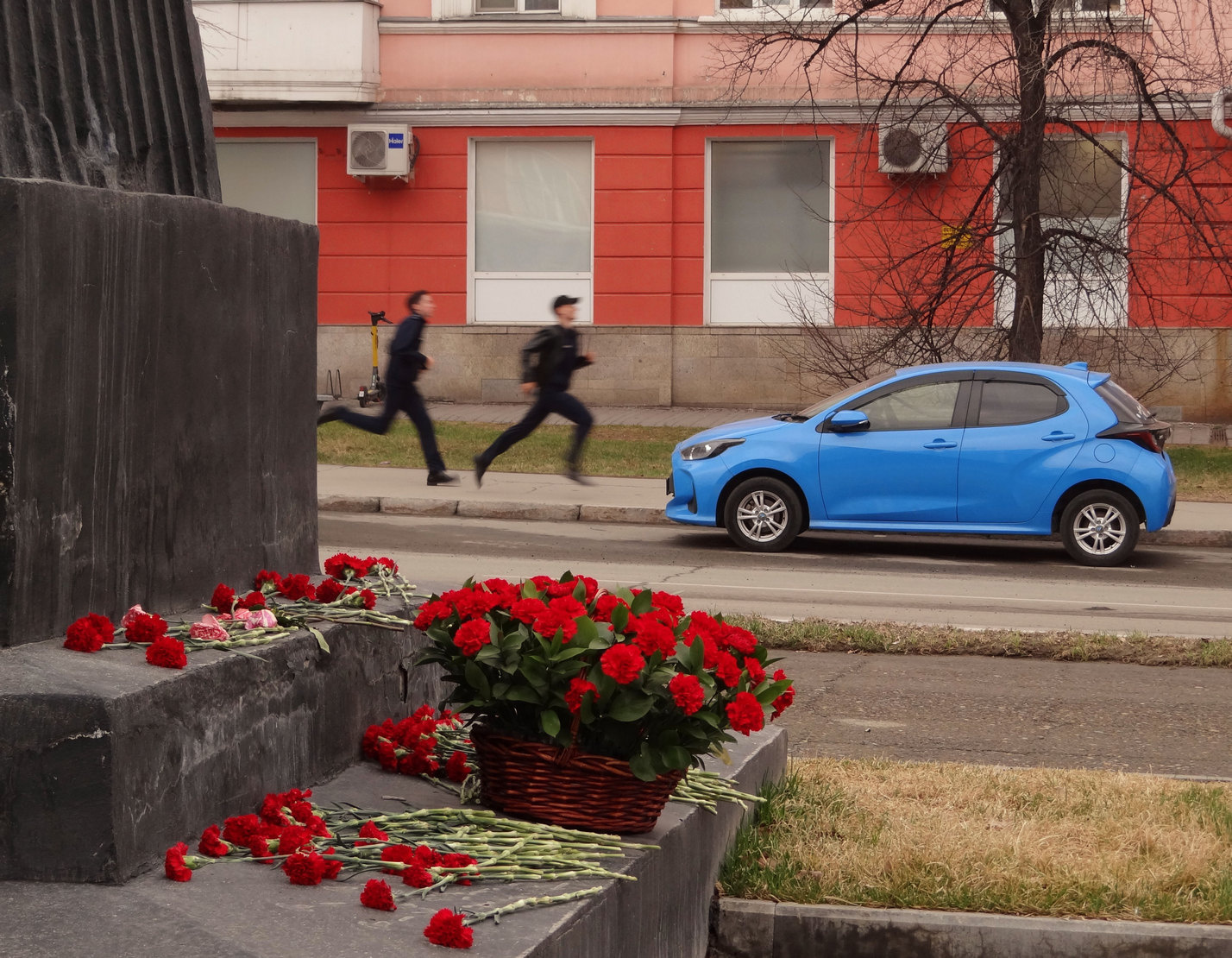 Парочка простых и молодых ребят 