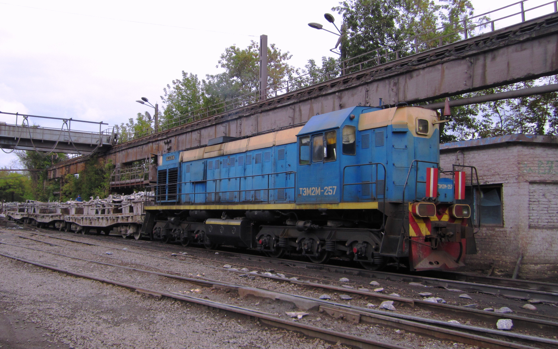 ТЭМ2М - 257 ТЭМ2М тепловоз завод осень