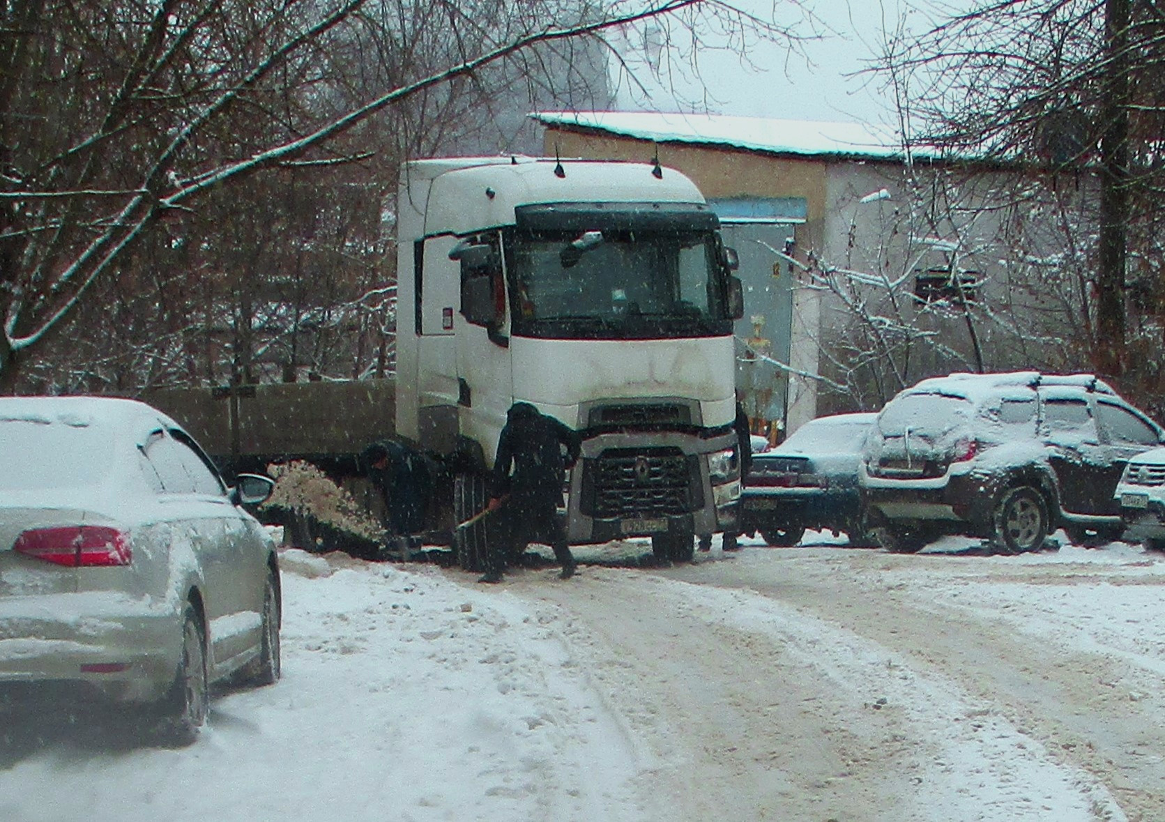 Застрял RENAULT авто тягач улица город зима