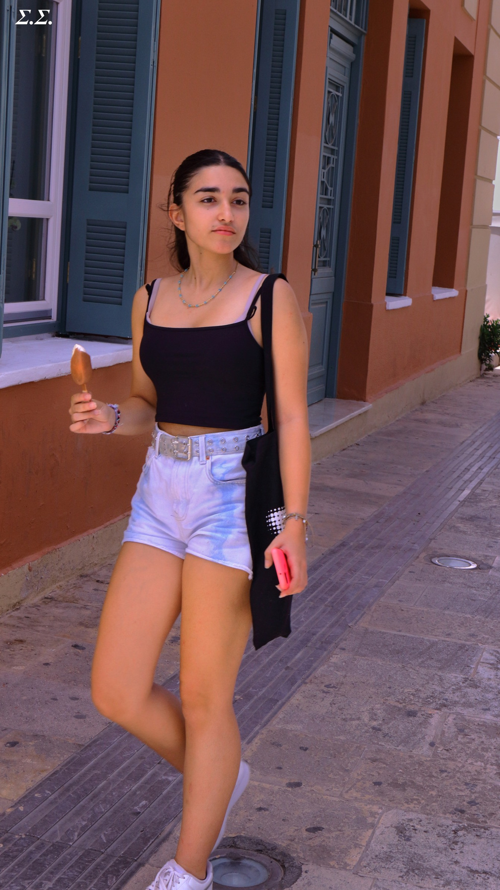 TEEN WITH ICECREAM 