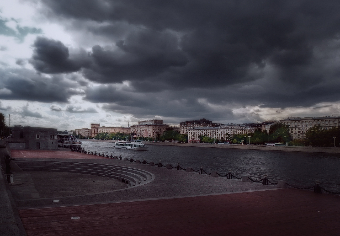 ***Непогода на реке -Москве. 