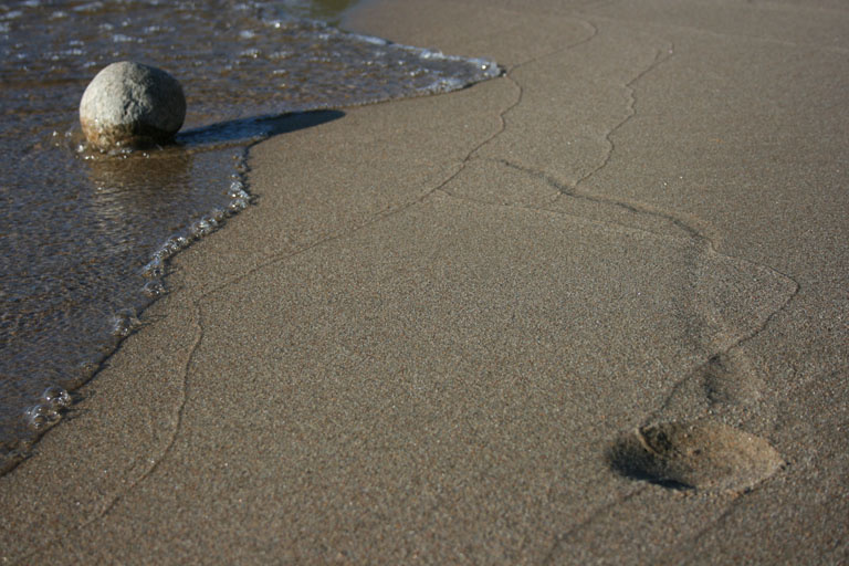След от камня пляж камень вода