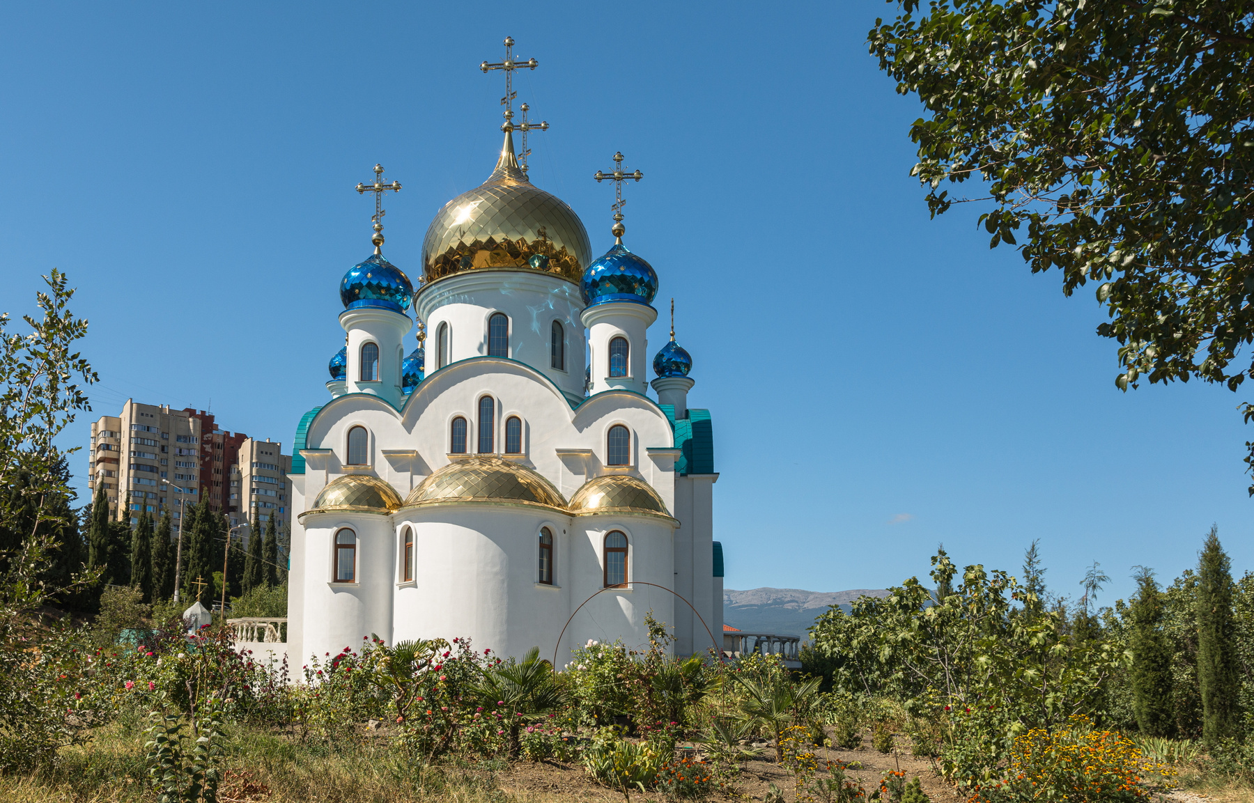 Церковь царственных страстотерпцев Крым Алушта храм