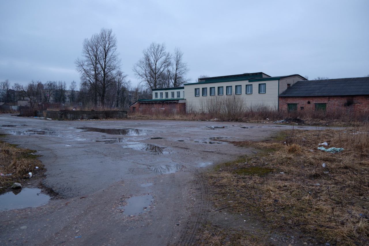 Весна в городе 10 весна дорога лужи деревья здания небо облака