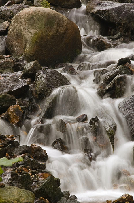Под лежачий камень камень вода водопад поток перекат река ручей стремнина