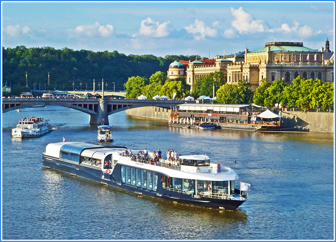 Летним субботним вечером на Влтаве [1] Чехия Прага Praha Prague Влтава река мост катер