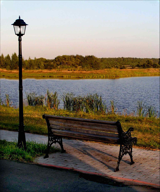 Место покоя фонарь, скамейка.