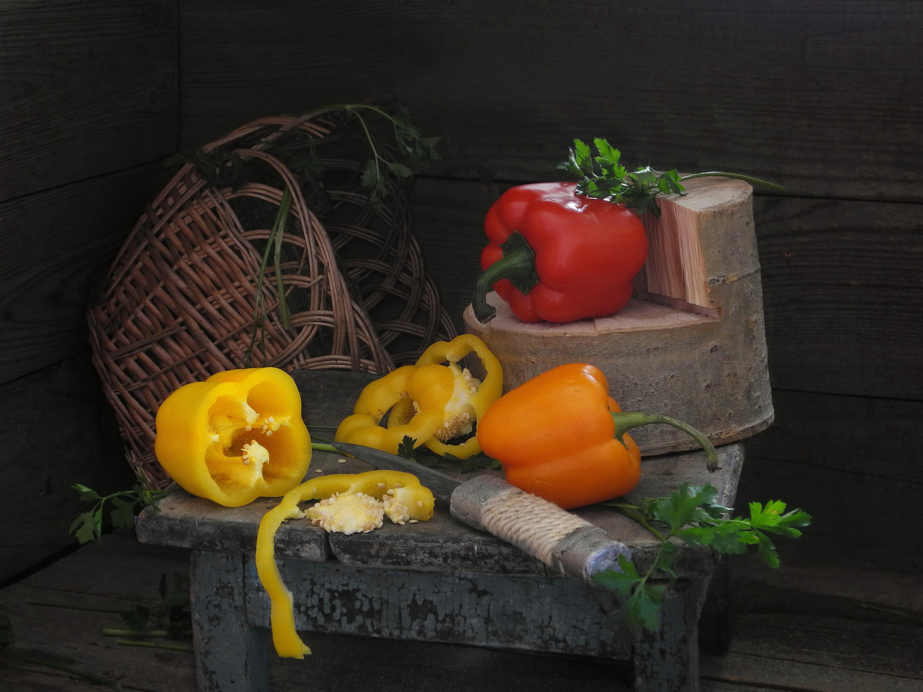Болгарский перец. Из серии - "Пропитано солнцем". перец овощи еда зелень петрушка укроп нож корзина урожай