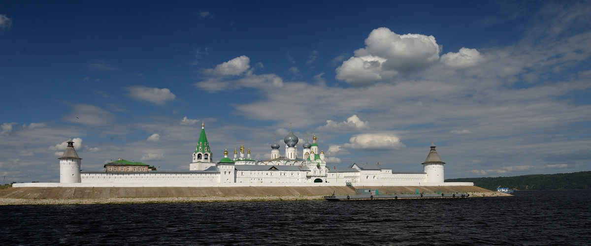 Волга в районе Лысково-Макарьево Желтопесковский женский монастырь