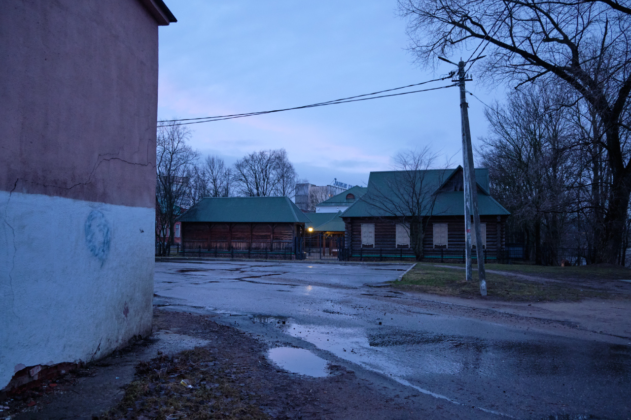 Весна в городе 8 улица вечер весна здания деревья