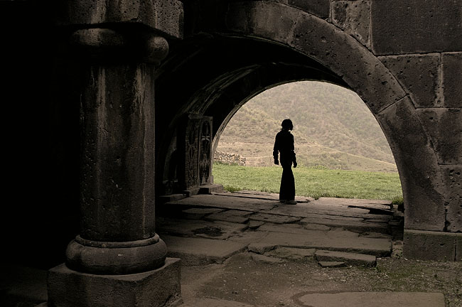 Under medieval arcs 