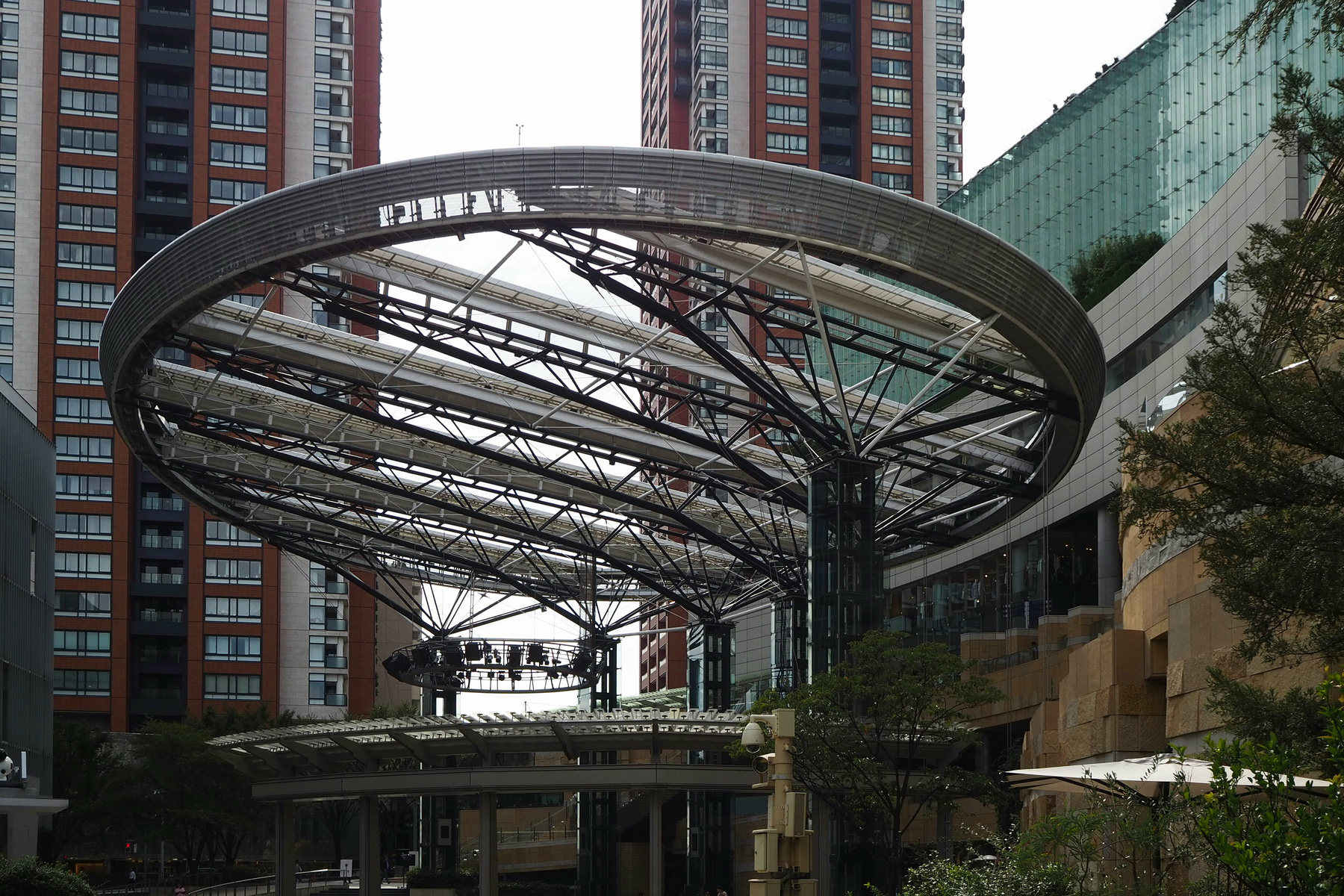 Бизнес-центр Roppongi Hills Токио Roppongi Hills район Минато Токио Япония архитектура Бизнес-центр небоскребы футуризм здания
