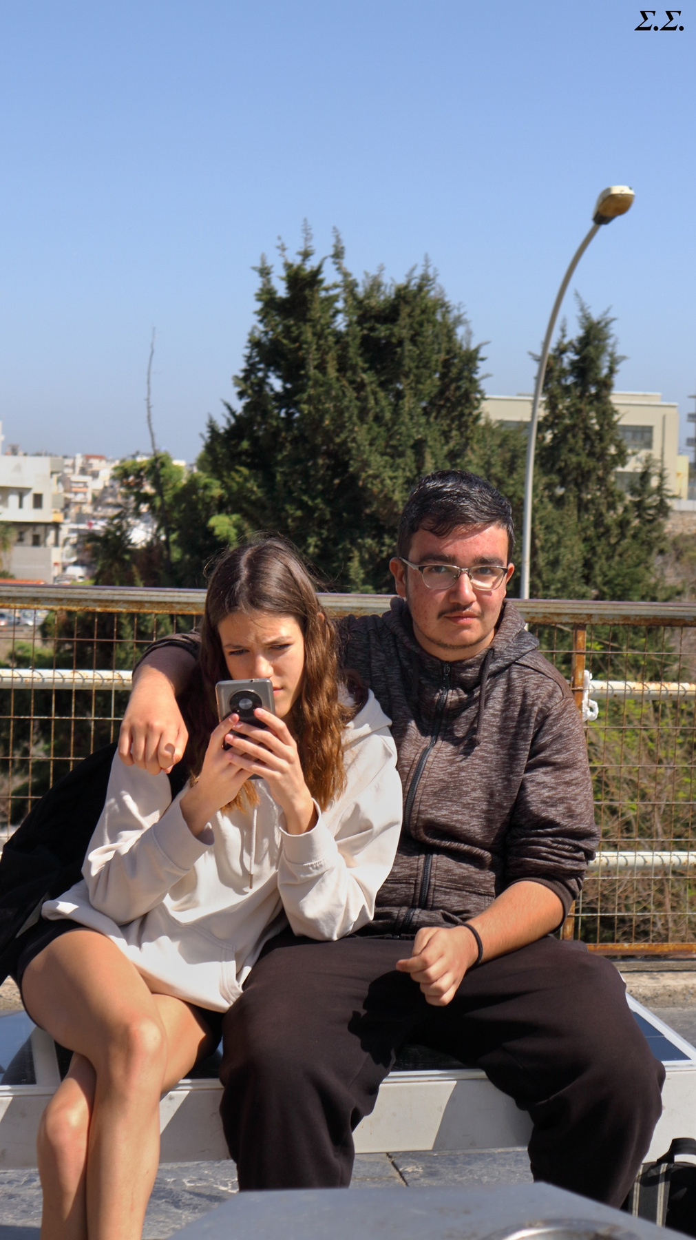 CLOSE YOUNG COUPLE 