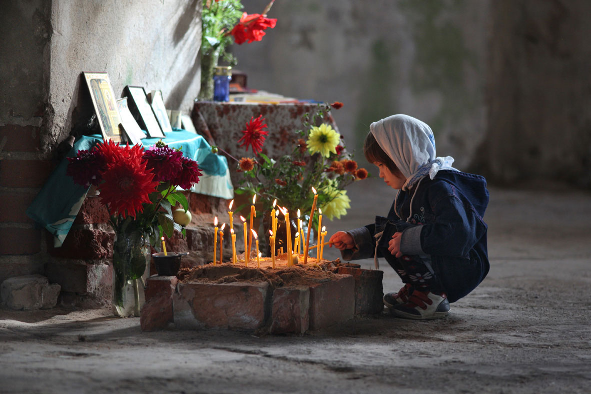 В полуразрушенном храме 