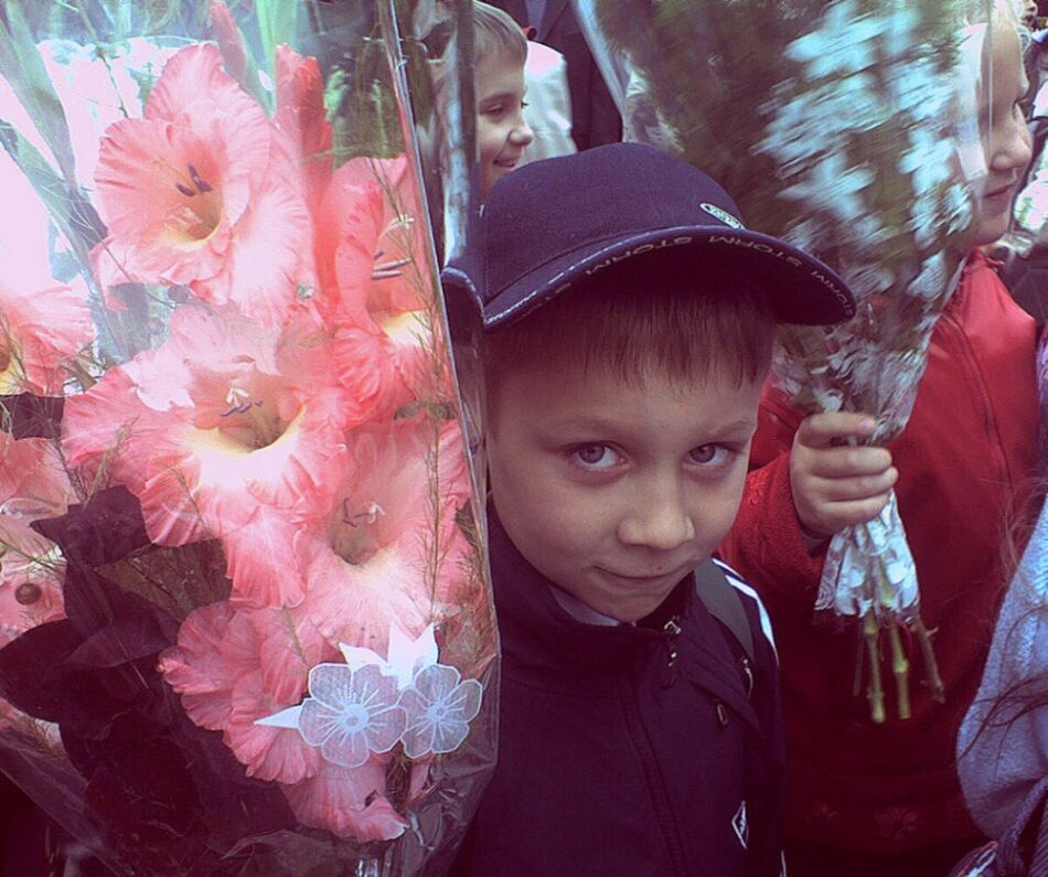 чуть с опозданием. Снова в школу! ребенок мальчик школа 1сентября гладиолус