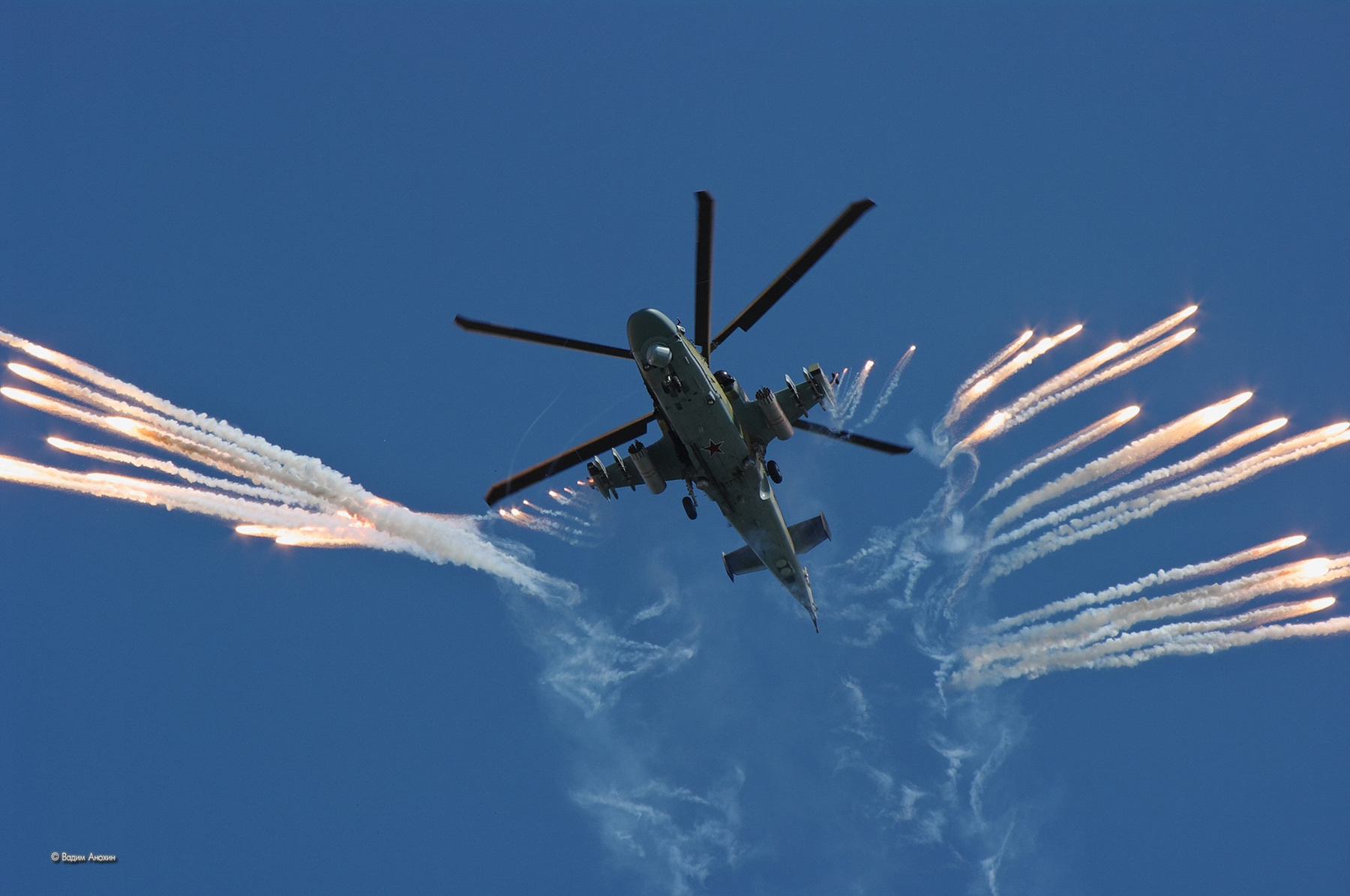 Вертолёт Ka-52 отстреливает тепловые ловушки вертолёт Ka-52 тепловые ловушки авиашоу Беркуты