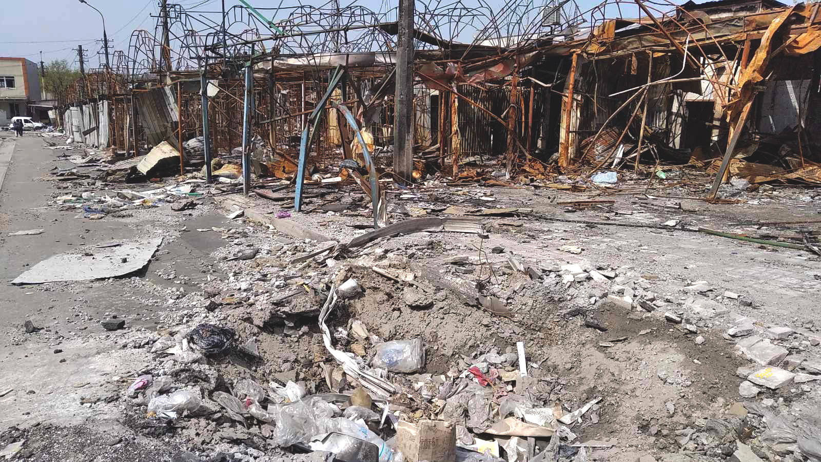 милитари коррекция центрального рынка в Мариуполе весна 22 года. 