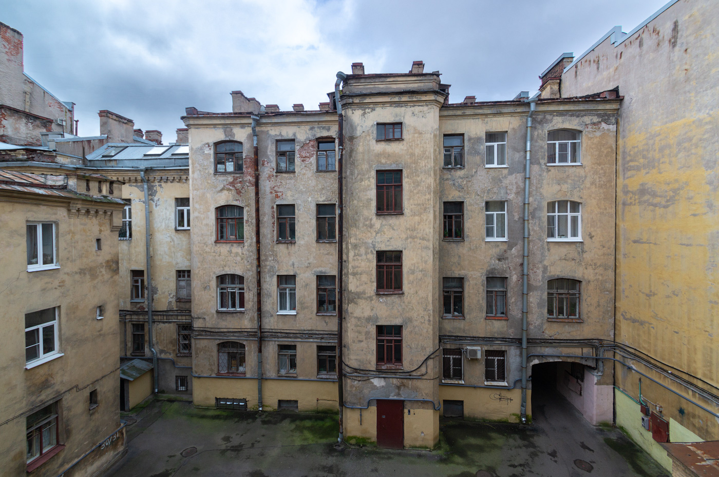 DSC02613 архитектура россия питер петербург санкт-петербург санктпетебург двор дворы спб старыйфонд старый фонд колодец колодцы дворколодец дворыколодцы двор-колодец дворы-колодцы здание окно окна дом васильевский остров