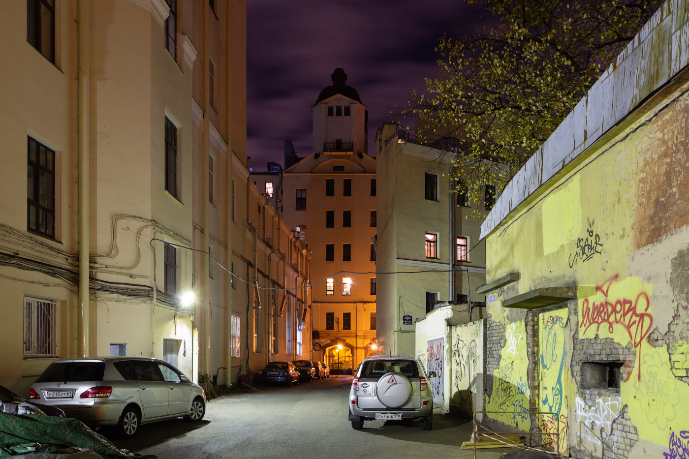 IMG_3584 архитектура питер петербург санкт-петербург санктпетебург двор дворы спб старыйфонд старый фонд колодец колодцы дворколодец дворыколодцы двор-колодец дворы-колодцы здание ночь окно окна свет дом дома петроградка